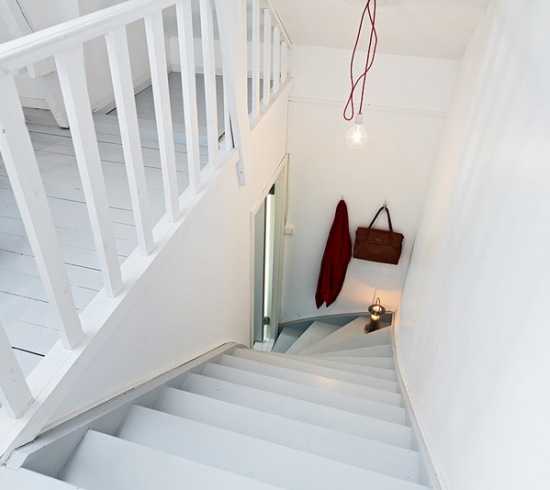 Białe schody na  poddasze w rodzinnym domu