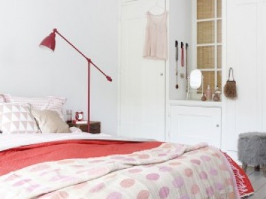 Biała sypialnia z różowa lampą i narzutą na łóżko (18473)
