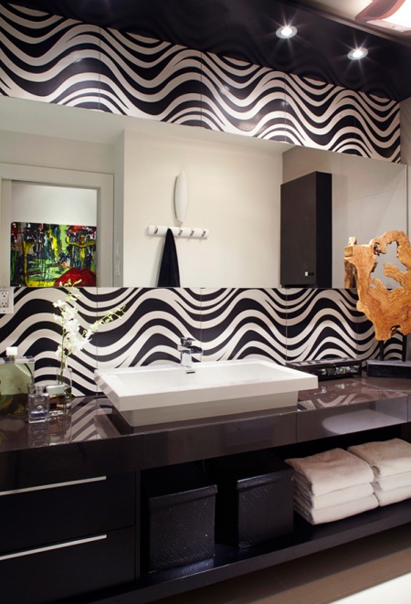 Biało-czarna glazura w fale,duże lustro i czarne mebloe w aranżacji męskiej łazienki