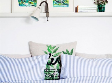 Roślinne zielone wzory na poduszkach i obrazach w białej sypialni (20891)