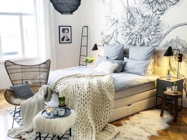 Aranżacja pastelowej sypialni ze wzorzystą tapetą i pikowanym wezgłowiem łóżka (55598)