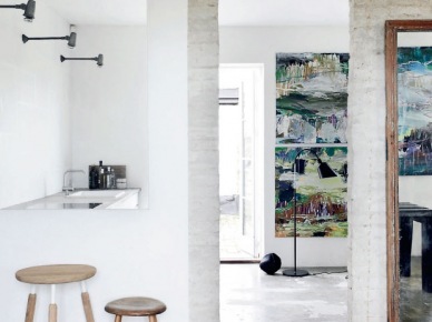 Surowa cegła na ścianie w minimalistycznej aranżacji mieszkania (21290)