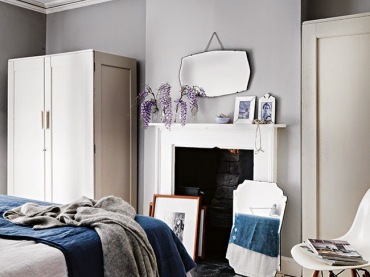 Szare ściany i biała podłoga vintage w sypialni z ciemnoniebieskimi dodatkami (24523)