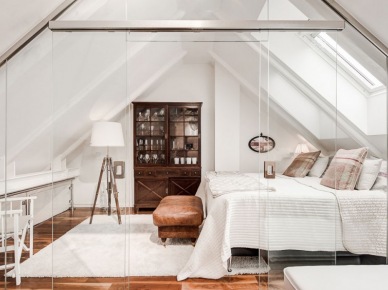 Elegancka biała sypialnia z lampą na trójnogu,klasyczną witryną i skórzanym pufem (22541)