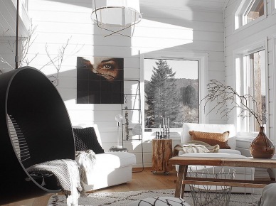 Wysoki biało-czarny salon z naturalnym drewnem (52446)