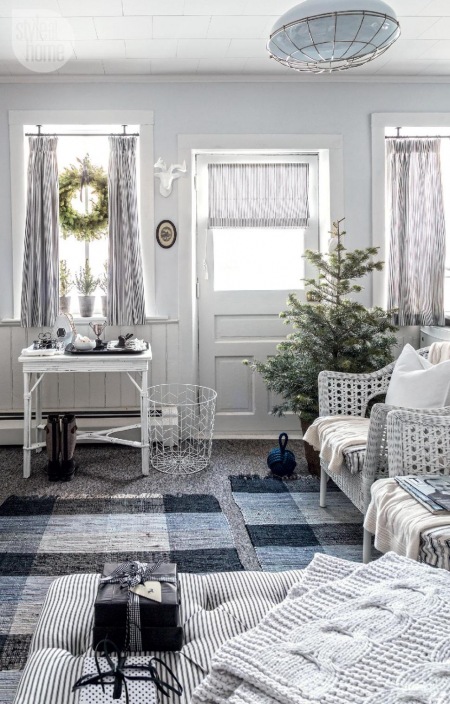 Wianek z igliwia na oknie,druciane i wyplatane detale w biało-szarej  aranżacji świątecznej