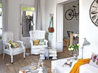 Szare zasłony,białe stylowe fotele,drzwi ze świetlikami,okrągły szary stolik kawowy i duży rustykalny zegar na białej ścianie (26433)