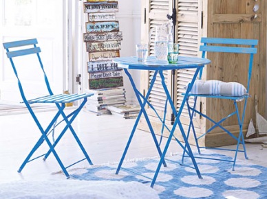 Błękitne metalowe krzesła i okrągły stolik na  letnie tarasy i balkony (23928)