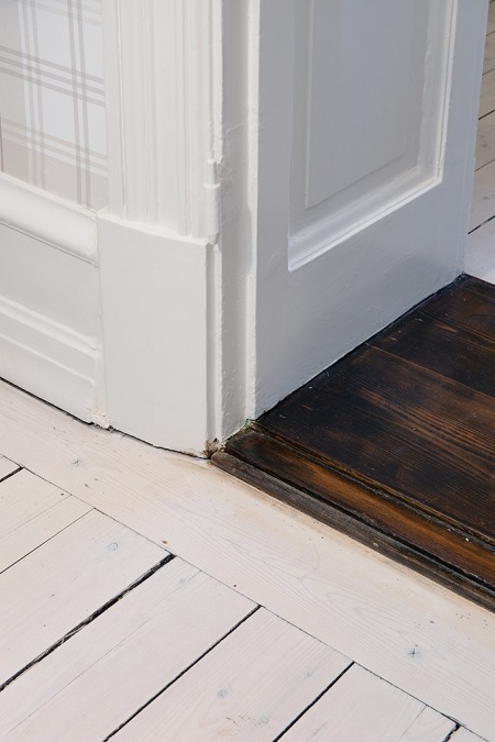 Jak łączyć dwa kolory drewnianej podłogi , brązowy i biały ?