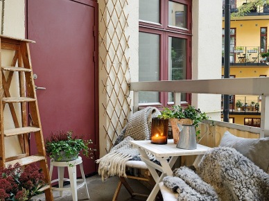 Futrzaki,lampiony,drewniana drabina,ocynkowane konwie i drewniane meble na małym balkonie (27000)