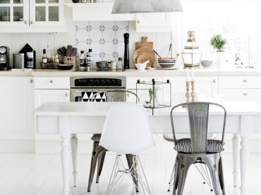 Tradycyjna biała kuchnia skandynawska z białym stołem na toczonych nogach,lampą z ocynku i mieszanymi krzesłami w stylu nowoczesnym i industrialnym (25241)