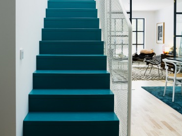 orygianalna mieszanka stylowa w skandynawskim wnętrzu - najbardziej zaskoczyły mnie  niebiesko-turkusowe schody w ciemnym kolorze, w dywanowej formie- cudne !! ciekawa jest też industrialna ścianka działowa - czarna, z metalu i szkła oraz zabudowa wnętrza w otwartym widoku. Ponadczasowa aranżacja  w dobrym stylu albo raczej stylach, bo to eklektyczne wnętrze...