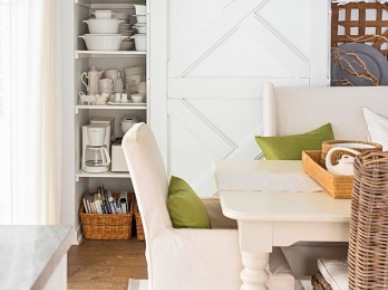Białe stylowe drzwi przesuwne na żeliwnej ramie na ścianie z półkami w jadalni (26514)