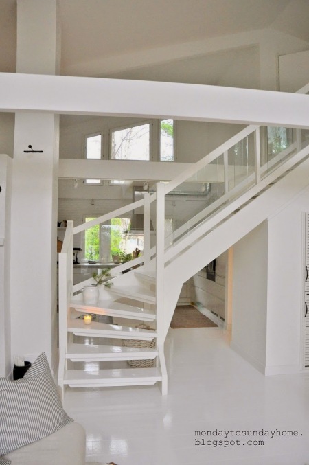 Białe schody w dwupoziomowym domu