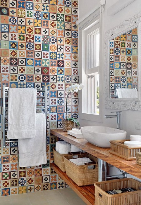Płytki azulejos na całej ścianie w łazience