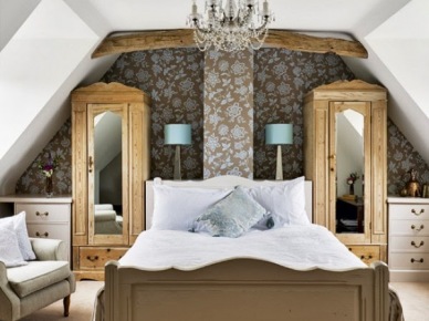 Szaro-niebieska tapeta,żyrandol i stylowe szafy z lustrami w klasycznej sypialni na poddaszu (22855)
