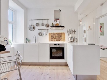 Totalnie nowoczesna aranżacja kuchni, w której króluje minimalizm wyposażenia z dbałością o stronę dekoracyjną wnętrza....