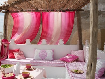 Różowe zasłony, różowe poduszki  i różowa zastawa w aranżacji letniego tarasu (24510)