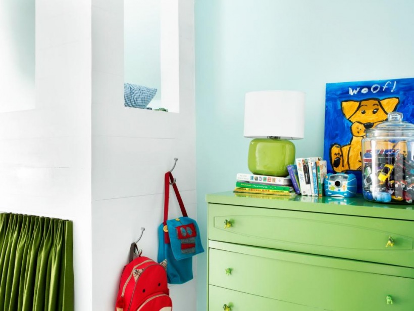 Zielone meble i kolorowe dodatki do pokoju dziecięcego
