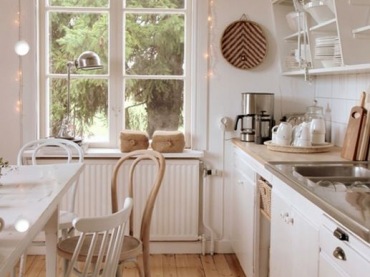Piękna biała kuchnia  w świątecznym stylu, pomysł na udekorowanie okna.