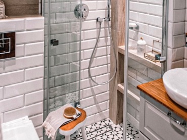 Drewniane dodatki w małej łazienki wnoszą do niej ciepło i naturalność. Biały kolor dobrze się z nimi komponuje, a...