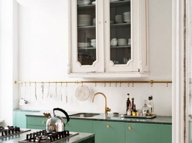 Biało-zielona kuchnia we francuskim stylu (26599)