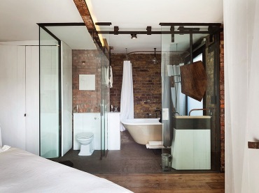 Białą sypialnia z łazienką ze szklanymi ścianami i ścianami z czerwonej cegły (23704)