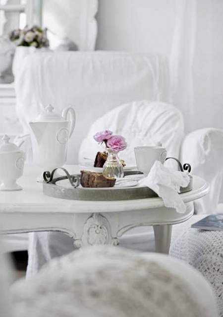 Dekoracja białego stylowego stolika