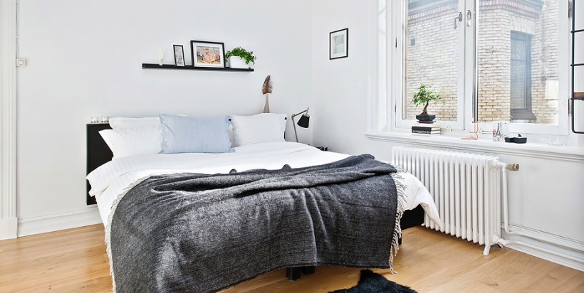 Skandynawska, minimalistyczna  sypialnia i z detalami w czerni