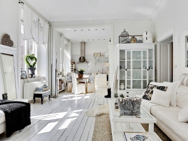Romantyczny biały salon w skandynawsko-prowansalskim mixie (24379)