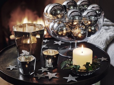 Okrągły stolik przy kominku w świątecznej dekoracji ze srebrnymi bombkami i gwiazdkami (47776)