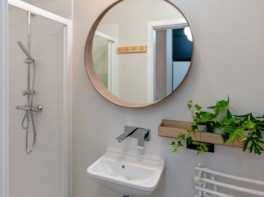 W aranżacji łazienki zdecydowano się na prosty, skandynawski styl. Wnętrze jest wąskie i małe, ale wygospodarowano w...