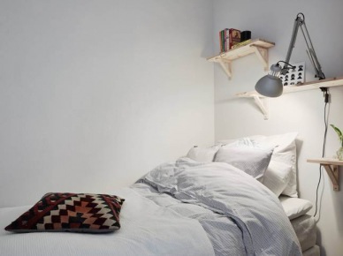Jak wieszać drewniane półki i lampę nad łóżkiem ? (24442)