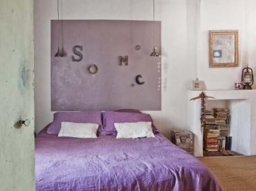 Wrzosowy kolor w aranżacji sypialni vintage z białą atrapą kominka (24944)