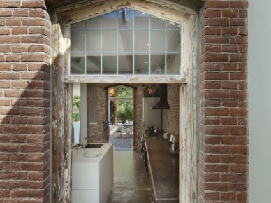 Klasyczne okno w tradycyjnej elewacji domu z czerwonej cegły (23632)