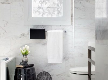 Elegancką łazienkę w marmurze urozmaicono czarnymi dodatkami. Klasyczna paleta barw zapewnia wyszukany klimat i...