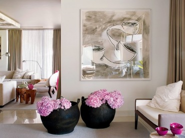 Nowoczesny obraz ,czarne dzbany z kwiatami,biala podloga i dywan ze skóry w aranżacji nowoczesnego salonu (23849)