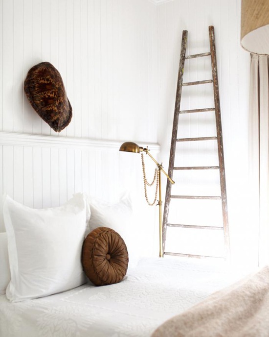 Drewniana drabina w białej sypialni