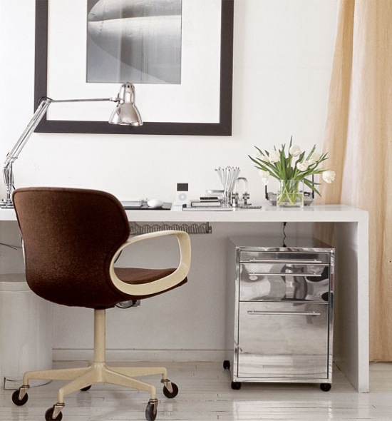 Jak urządzić elegancko kącik biurowy w bieli, brązie i srebrze ?