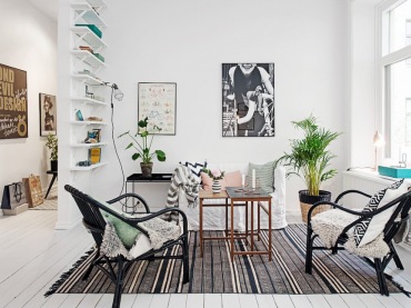 Mały salon w stylu skandynawskim,stoliki z drewna,czarne rattanowe fotele,tkany dywanik (28573)