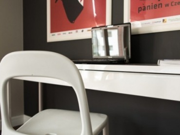małe biuro w domu, to najczęściej wydzielone miejsce przy ścianie, gdzie można postawić wąską konsolkę.Służy jako mebel...