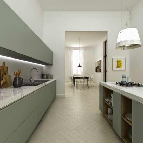Szaro-turkusowa szafki kuchenne z białymi blatami z marmuru w nowoczesnej aranżacji mieszkania