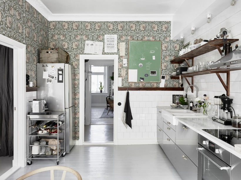 Jak połączyć stylową tapetę w kuchni z szafkami ze stali i drewnianymi tradycyjnymi półkami ?