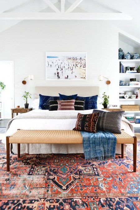 Kolorowy wzorzysty dywan w aranżacji sypialni