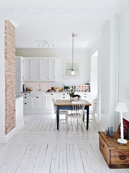Ściana z cegły w kuchni z białymi szakami i białą podłogą