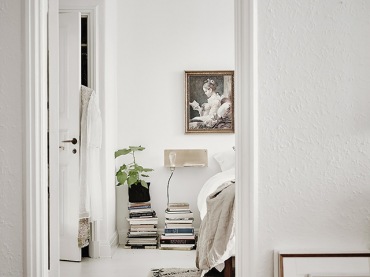 Białe wnętrza skandynawskiego domu z mieszanką mebli i detali (47671)