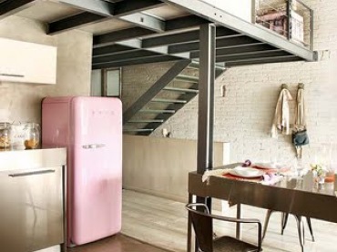 Otwarta, srebrno-różowa kuchnia pod antresolą w lofcie (20325)