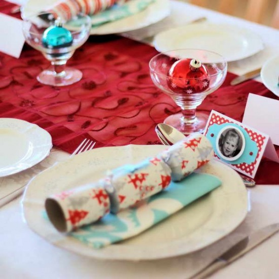 Świąteczny stół w czerwonej dekoracji
