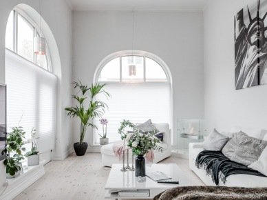 Przestronne i wysokie mieszkanie z pięknymi dodatkami w biało-czarnej palecie barw