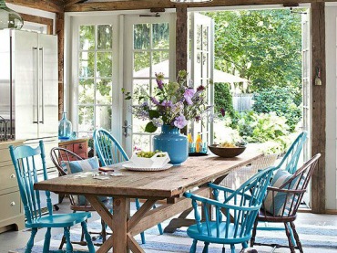 Niebieskie i brązowe krzesła z drewna przy stole z surowych desek na krzyżaku (21995)